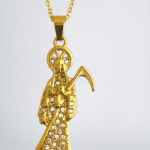 DIJE DE LA MUERTE  DORADA CON PIEDRAS